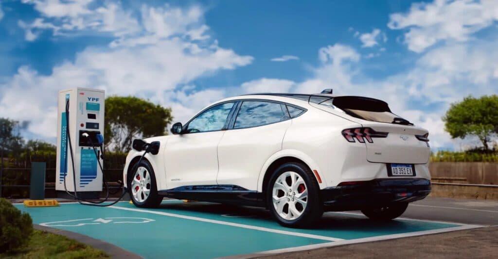Electromovilidad en marcha: por qué los cordobeses eligen autos eléctricos e híbridos para ganarle a la inflación y cuidar el bolsillo