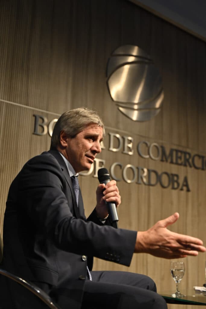 En Córdoba, Luis Caputo defendió el rumbo económico y anticipó un megaproyecto para el RIGI por US$ 50.000 millones