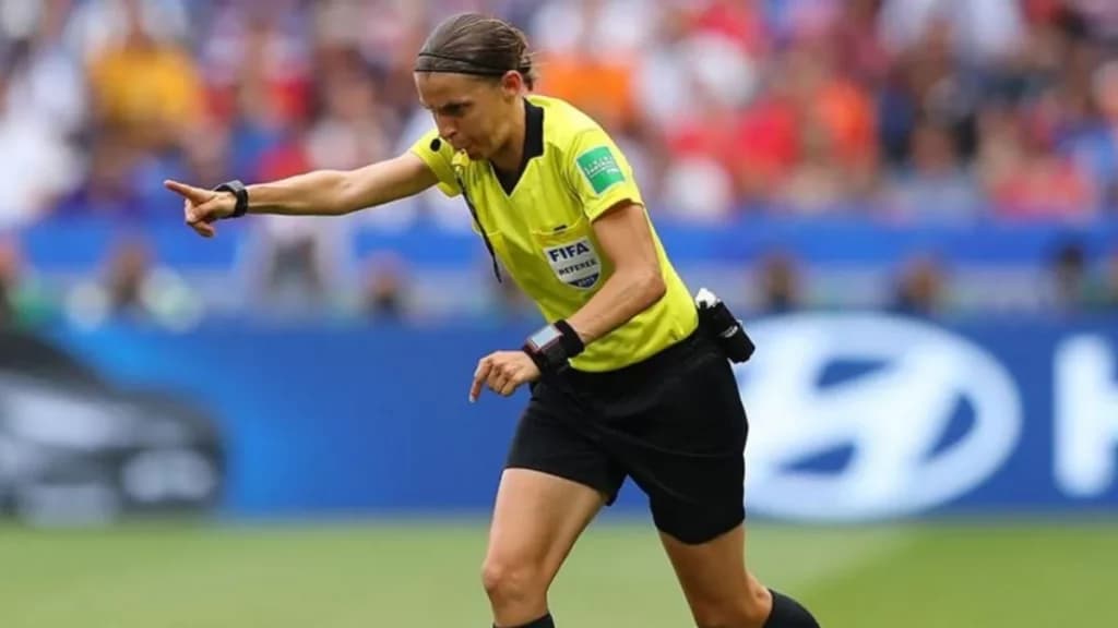 Stéphanie Frappart: Quién es la primera árbitra en dirigir un partido en un Mundial masculino
