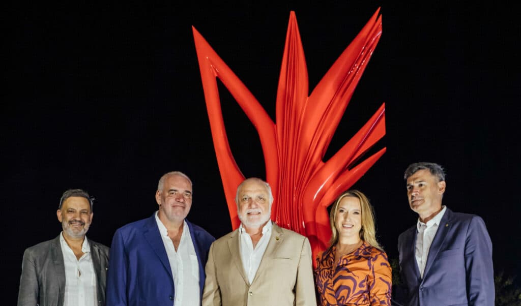 Universidad Siglo 21 presentó la escultura “IL FIORE” junto a Pablo Atchugarry