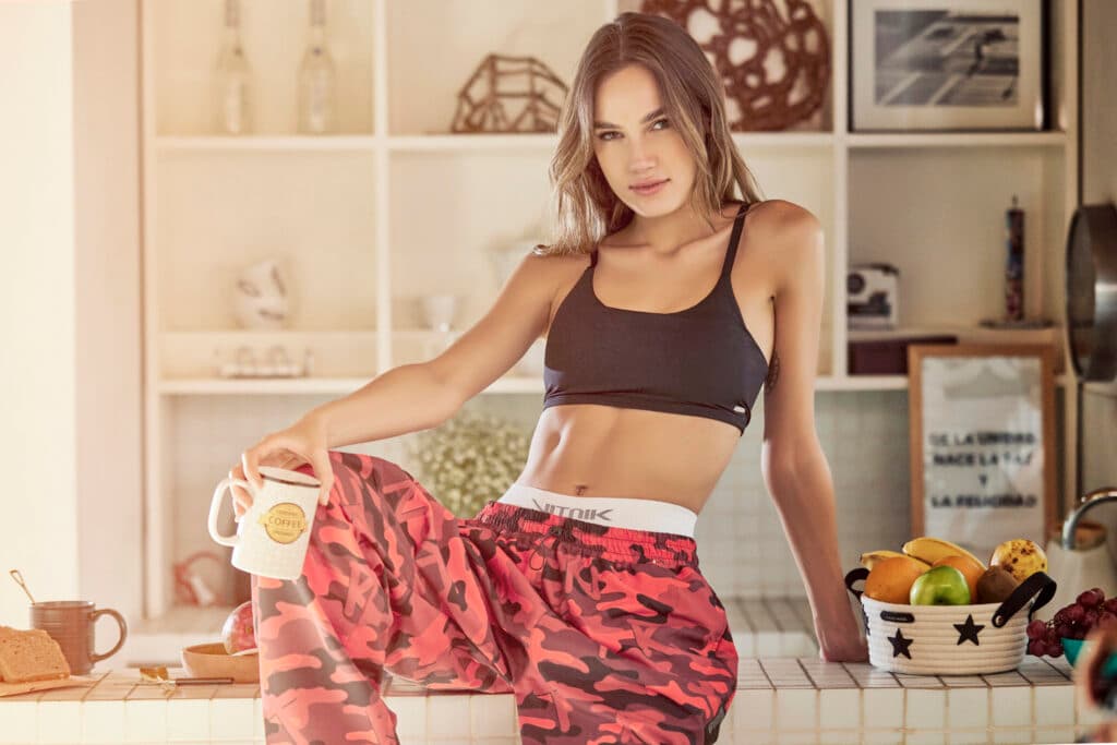 La influencer de TIK TOK Michelle Masson es la cara de la Cápsula Unisex de la marca VITNIK
