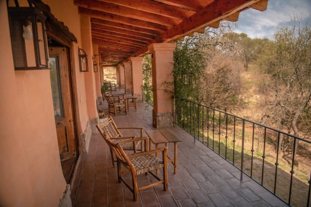 Fuego, vino y sierras: la magia del invierno en Posada Rural La Matilde