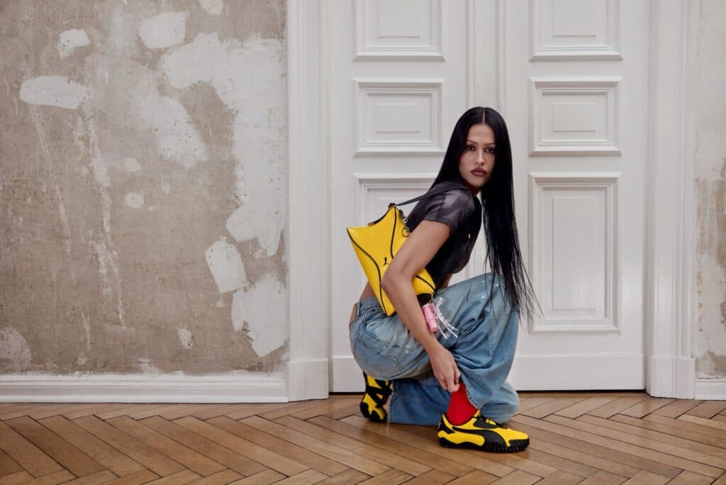 Amelia Gray impulsa el regreso de las PUMA Mostro, el modelo más audaz del street style