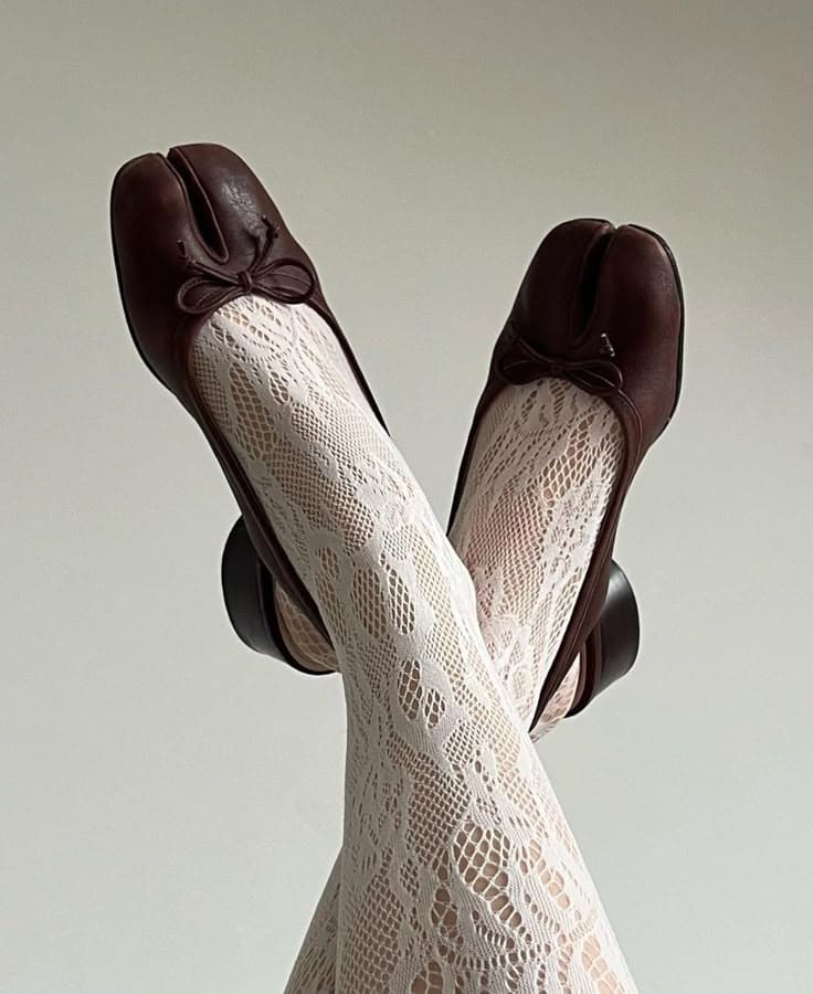 Tabi shoes: el calzado polarizante que conquista el street style en 2025