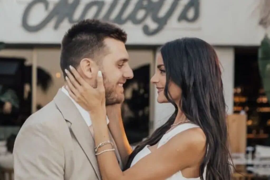 Altar al sol y estilo mediterráneo: la soñada boda de Emily Lucius y el sobrino de Macri