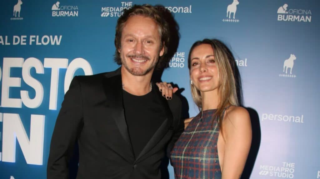 Benjamín Vicuña y su novia en el estreno de la nueva serie: marcaron tendencia con estilo y complicidad