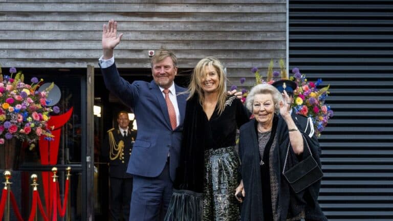 Máxima de Holanda deslumbra en Dokkum: elegancia y tradición en el concierto del Día del Rey