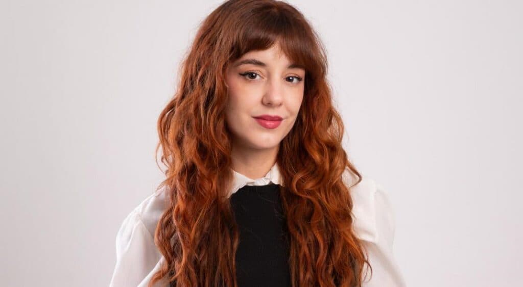 Pupina Plomer: la historiadora que democratiza el pasado a través del “stand-up” y los memes