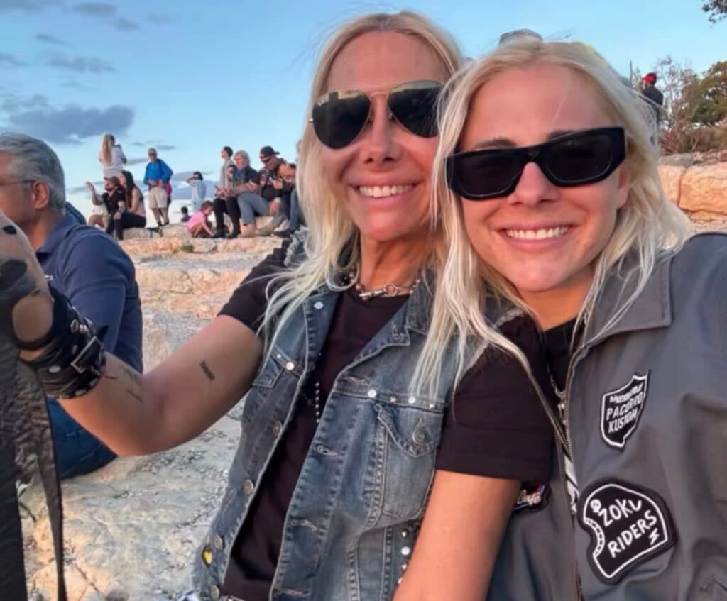 Dos cordobesas, una moto y Europa: el viaje fashion de madre e hija que conquista redes