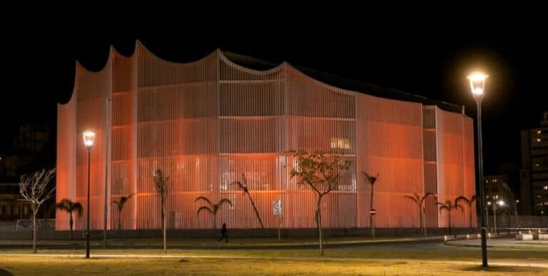 Córdoba se iluminó de naranja para concientizar sobre la Esclerosis Múltiple