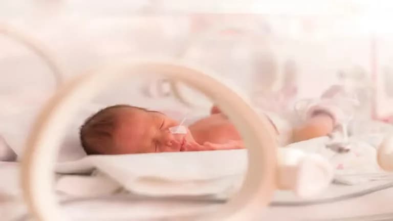 Bebés internados solos en Córdoba: la red de mujeres que los abrazan cuando sus familias no pueden acompañarlos