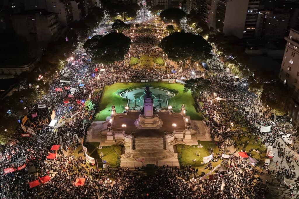 Ni Una Menos: Cazzu encabezó la marcha y exigió justicia por Agostina Vega