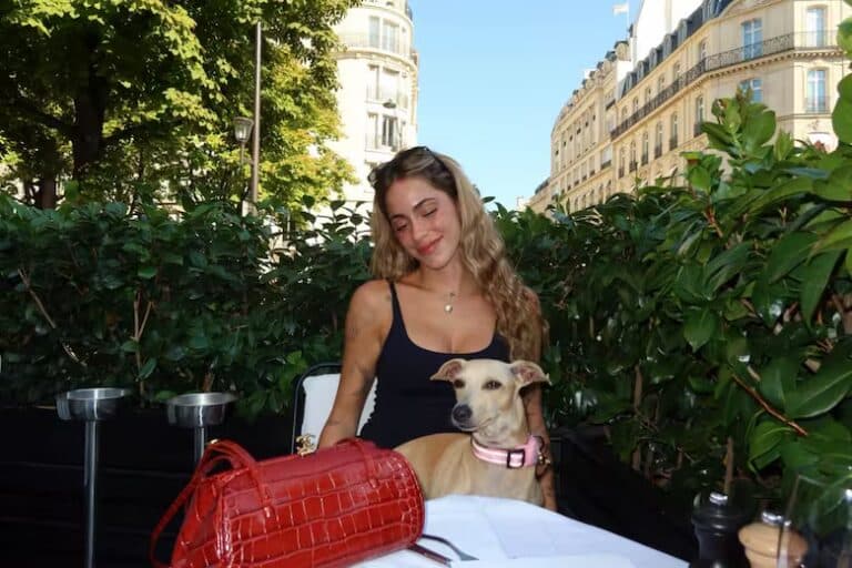 Tini enterneció con un paseo por París junto a Fifi, la perrita que rescató y cambió su vida