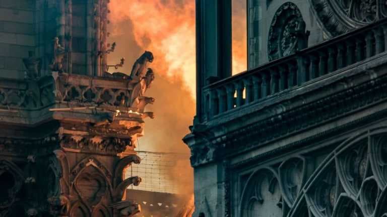Entre el horror y la impotencia, empresarios de la moda se movilizan por la reconstrucción de Notre Dame
