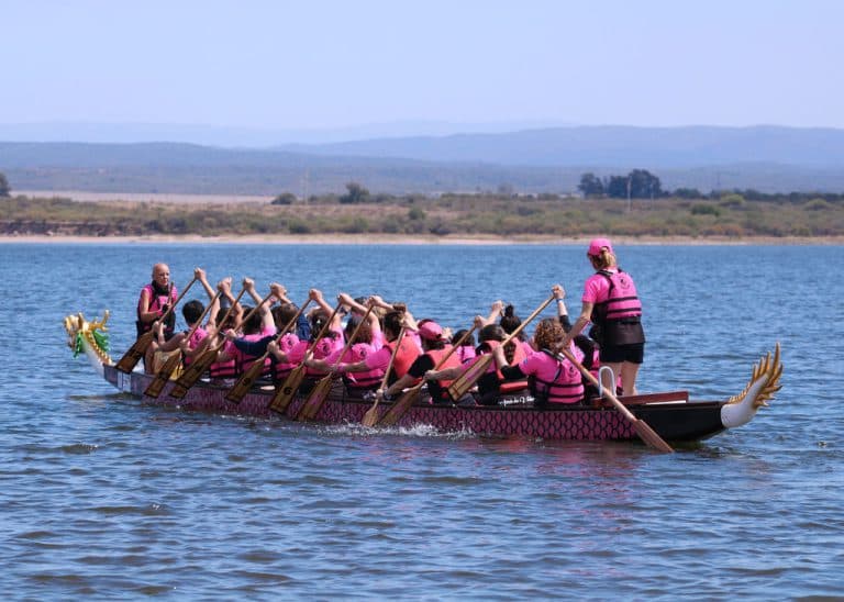 #OCIOENRED ‘AMAZONAS’, la fundación que sobre su bote dragón, lucha contra el cáncer de mama