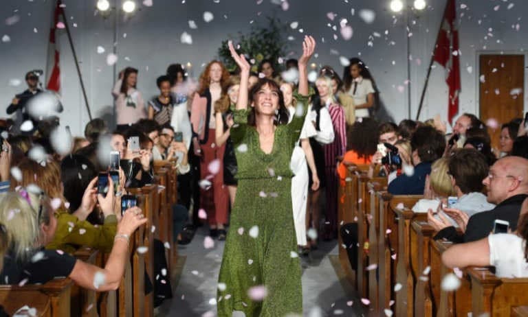 Alexa Chung debuta como diseñadora con su primera colección propia