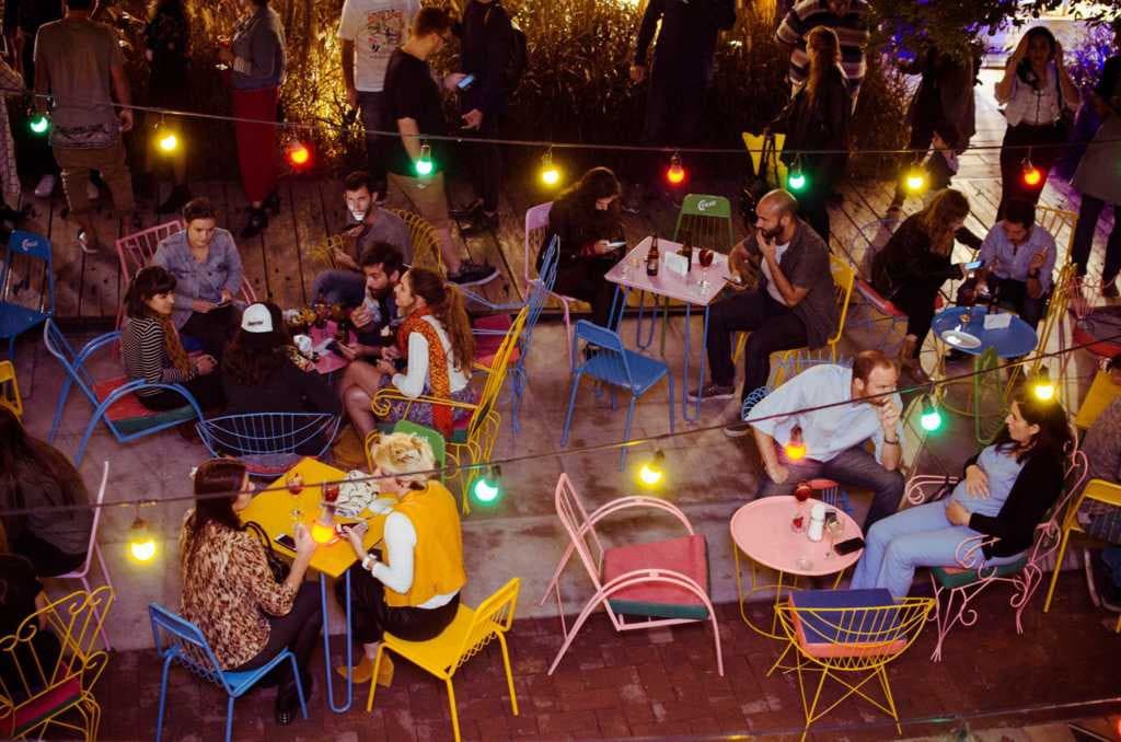 Dada Mini Jardín, un patio divertido y colorido